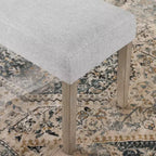 Banc rembourré, tissu gris clair avec pieds en bois d'hévéa